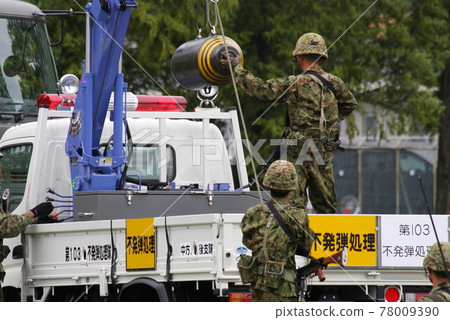 Self-Defense Forces personnel loading recovered unexploded ordnance onto a truck (event display) Self-Defense Forces personnel loading recovered unexploded ordnance onto a truck (event display) 78009390