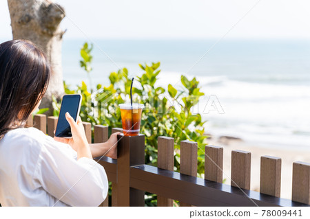 婦女的自然海灘休息放鬆 78009441