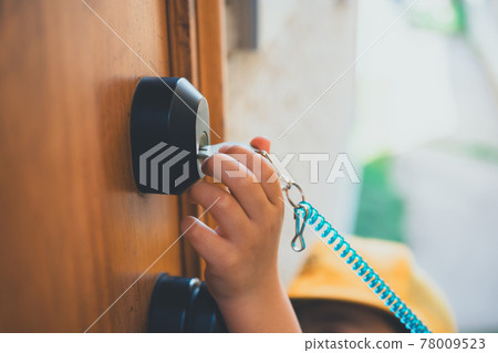 primary school student, schoolchild, schooler 78009523
