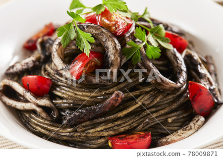 Spaghettini squid ink sauce 78009871