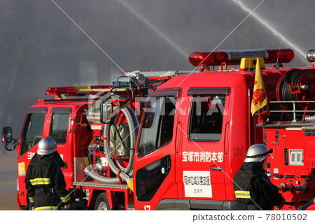 Close-up of a part of the fire engine body (at the time of simultaneous water discharge during disaster prevention drills) 78010502