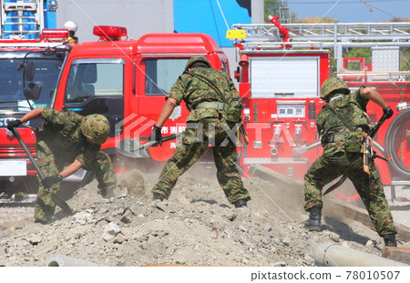 Self-Defense Forces personnel rescue victims of sediment-related disasters through disaster drills 78010507