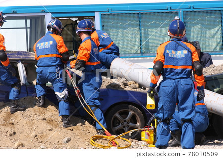 Police officers rescue from disaster-affected vehicles in disaster drills 78010509