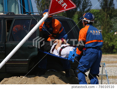 警員在救災演練中從受災車輛中救出 警員在救災演練中從受災車輛中救出 78010510