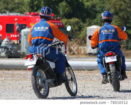 騎著摩托車巡視現場的警察（防災演練） 78010512