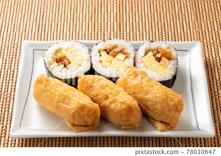 Sukeroku 壽司（各種稻荷壽司和 maki 壽司）。 78010647