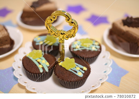 七夕家庭聚會上的流星巧克力紙杯蛋糕 78010872