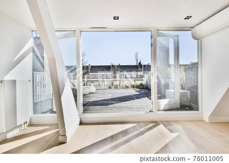 Bright sun lit room with access to terrace 78011005