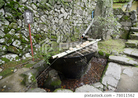 Eigenji Temple, ear wash water in front of the main gate, Higashiomi City, Shiga Prefecture Eigenji Temple, ear wash water in front of the main gate, Higashiomi City, Shiga Prefecture 78011562
