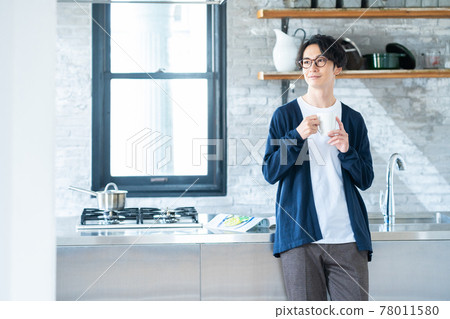 男士客廳晨間咖啡生活方式 78011580
