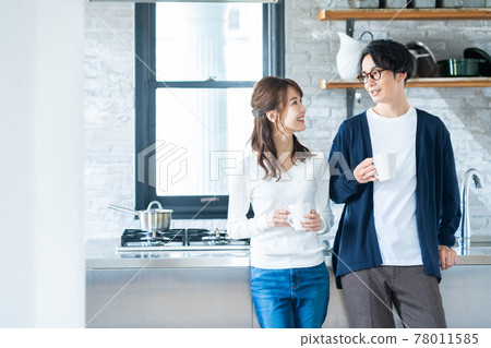 情侶 家庭 情侶 好朋友 廚房 生活方式 78011585