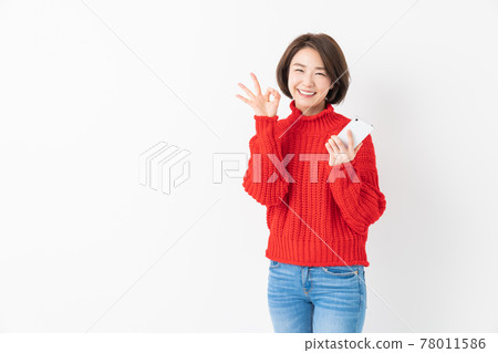 觀看智能手機的婦女 觀看智能手機的婦女 78011586