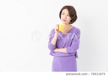 Thinking woman drink Thinking woman drink 78011675
