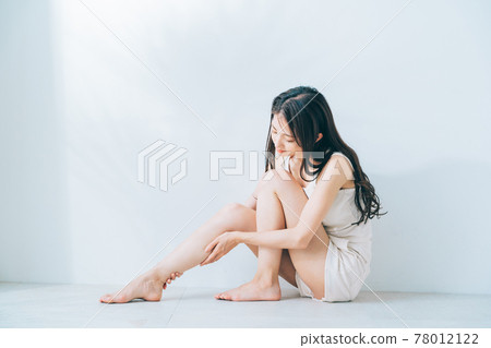 Leg skin care massage Leg skin care massage 78012122