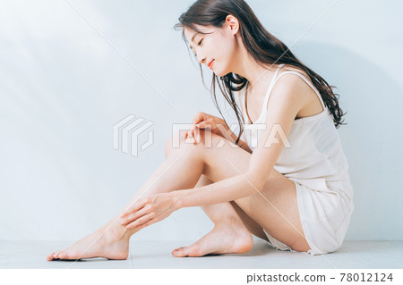 Leg skin care massage 78012124