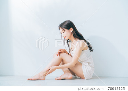 Leg skin care massage Leg skin care massage 78012125