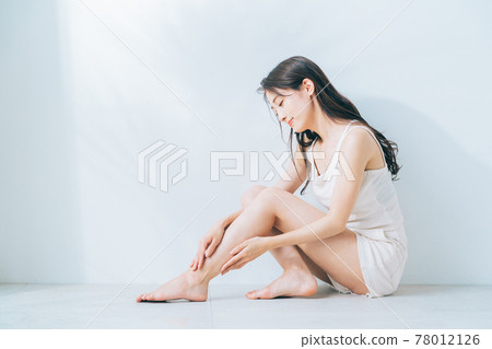 Leg skin care massage Leg skin care massage 78012126