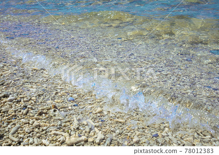 【沖繩素材】失業的透明海浪拍打著珊瑚沙灘構成的沖繩海灘 【沖繩素材】失業的透明海浪拍打著珊瑚沙灘構成的沖繩海灘 78012383