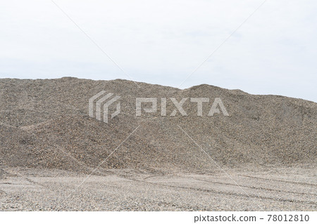 Mountain of gravel and crushed stone 78012810