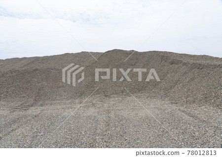 Mountain of gravel and crushed stone 78012813