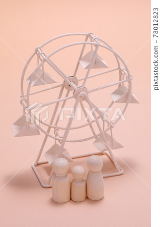 Family and Ferris wheel image 78012823