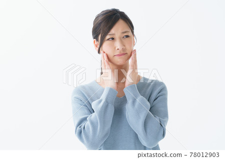 女性20多歲白底上身 女性20多歲白底上身 78012903