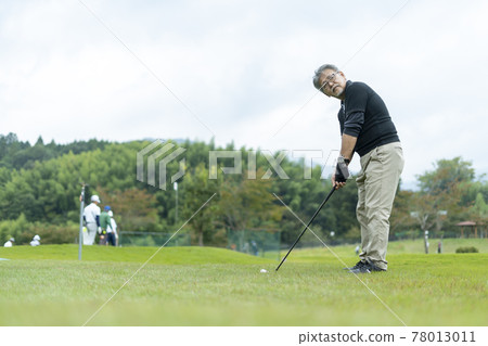 Senior men enjoying golf 78013011