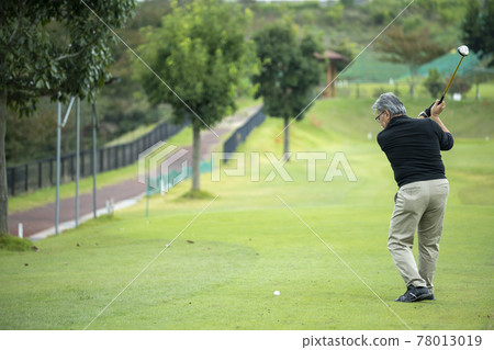 Senior men enjoying golf 78013019
