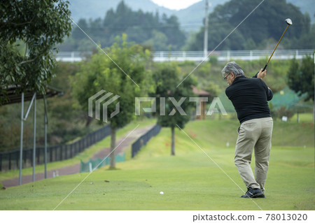 Senior men enjoying golf 78013020