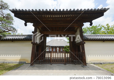 法華寺南大門奈良市 照片素材 圖片 圖庫