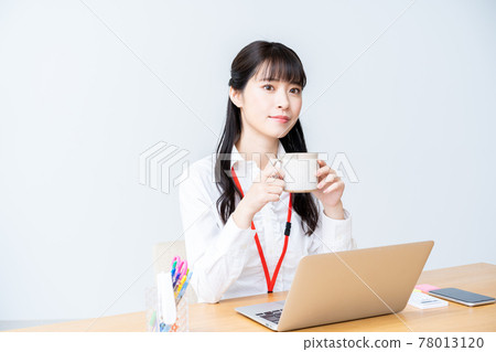 Young woman making a coffee break in the office Young woman making a coffee break in the office 78013120
