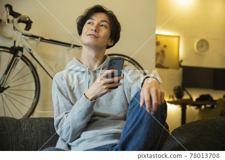 一個使用智能手機的人 一個使用智能手機的人 78013708