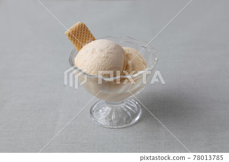 Vanilla ice cream table with wafers 78013785