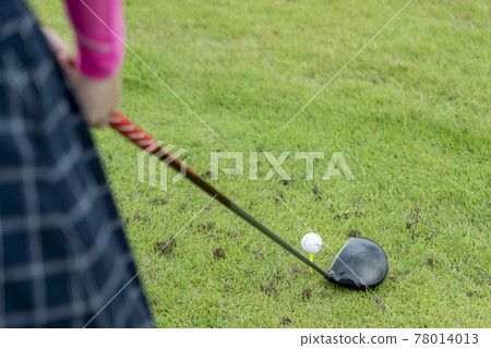 A woman enjoying golf A woman enjoying golf 78014013