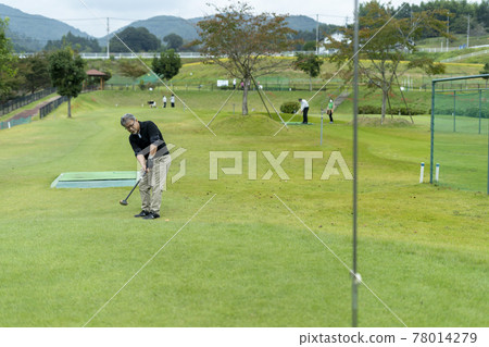 Senior men enjoying golf 78014279
