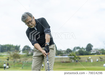 Senior men enjoying golf 78014296