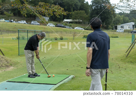 Senior men enjoying golf 78014310