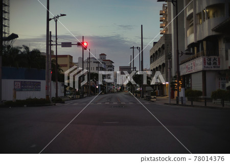 黎明時分的石垣島730路口 78014376