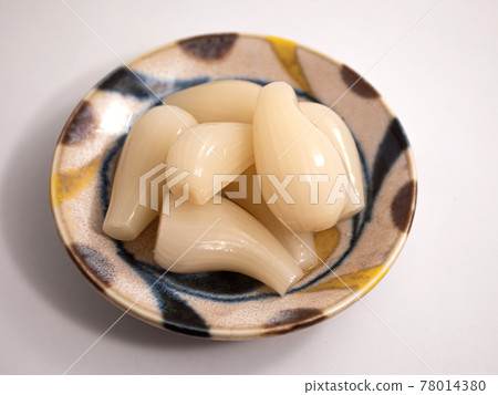 Serve on a picture plate 78014380