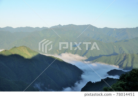 Sea of clouds in the Omine Mountains seen from the Sangiri forest road 78014451