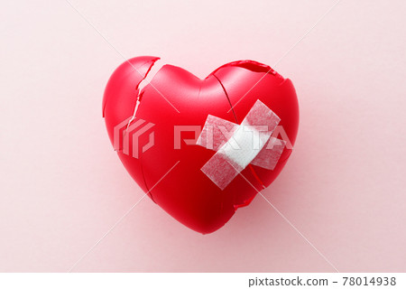 治癒創傷的圖像。在破裂的心臟上貼上膏藥。 78014938