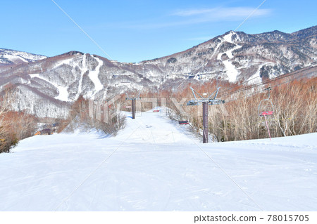 從志賀高原蓮池滑雪場A路線（長野縣山之內町）看西立山和東立山滑雪場[2021.3] 78015705