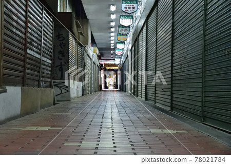 保留著即將被拆除的昭和時代氣息的神戶元町Koukadori商店街 78021784