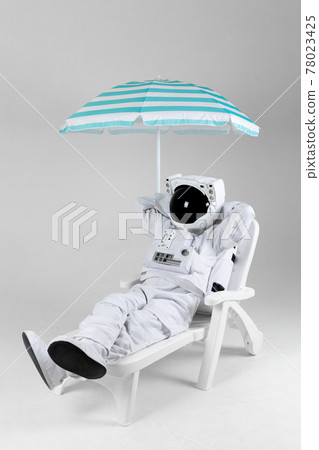 astronaut resting under parasol, white background 78023425