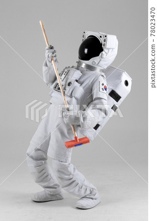 astronaut iwth cleaning brush, white background astronaut iwth cleaning brush, white background 78023470
