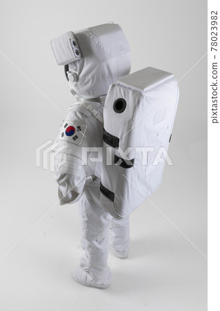 lively astronaut hands on the waist, white background lively astronaut hands on the waist, white background 78023982