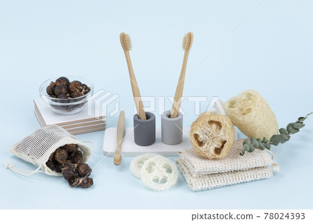 Zero waste concept- soap nut, bamboo brush and natural loofah 78024393