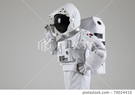 Astronaut shouting, announcing in, white background 78024418