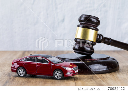 Crime and law - miniature cars and gavel Crime and law - miniature cars and gavel 78024422