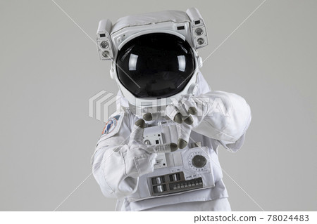 astronaut falling in love, white background 78024483